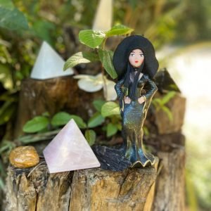 Perfeito. Vou manter o **mesmo nível de profundidade, clareza e copywriting consciente**, sem misticismo vazio e sem promessas exageradas — porque o formato **pirâmide** pede respeito e boa orientação. --- ## **Cristal em Formato de Pirâmide: Para Que Serve e Por Que Ele é Tão Poderoso** Entre todos os formatos de cristais, a **pirâmide** é, sem dúvida, um dos mais simbólicos e energicamente estruturados. Ela não é escolhida apenas pela estética — seu formato carrega uma lógica ancestral, usada há milhares de anos para **organizar, concentrar e direcionar energia**. Se você sente que precisa de mais foco, estabilidade ou intenção clara, o formato pirâmide pode ser exatamente o que procura. --- ## 🔺 **Por Que a Pirâmide é um Formato Especial** A pirâmide possui uma base sólida e um vértice único apontando para cima. Essa geometria cria um fluxo natural: * a energia entra pela base * é organizada ao longo da estrutura * e direcionada para o topo Na prática, isso significa que **a pirâmide não dispersa energia**. Ela **concentra, estabiliza e potencializa** aquilo que já existe. Por isso, é um formato muito utilizado para: * ambientes * meditação * intenção consciente * equilíbrio energético contínuo --- ## ✨ **O Que um Cristal em Pirâmide Faz na Prática** Diferente de formatos mais ativos (como pontas), a pirâmide atua de forma **constante e estruturada**. Ela é indicada para quem busca: ✔️ organização energética ✔️ estabilidade emocional ✔️ foco mental ✔️ fortalecimento da intenção ✔️ equilíbrio de ambientes É um formato que **sustenta processos**, não apenas inicia. --- ## 🧘‍♀️ **Pirâmide e Meditação** Durante a meditação, a pirâmide funciona como um **ponto de ancoragem**. Ela ajuda a manter a mente mais centrada e o campo energético mais estável, especialmente para quem tem dificuldade em silenciar pensamentos ou manter constância na prática. Colocada à frente do corpo ou próxima ao local de meditação, ela favorece: * concentração * presença * alinhamento energético --- ## 🏠 **Pirâmide no Ambiente** No ambiente, a pirâmide atua como um **organizador energético silencioso**. Ela é ideal para: * escritórios (foco e produtividade) * salas de atendimento * espaços de estudo * locais onde decisões são tomadas Ao contrário de outros formatos, ela não “movimenta demais” a energia. Ela **harmoniza sem agitar**. --- ## 💎 **O Cristal Importa — e Muito** O formato pirâmide potencializa as características do cristal utilizado. Por isso, a escolha do mineral faz toda a diferença: * **Pirâmide de Ametista:** equilíbrio, proteção e clareza espiritual * **Pirâmide de Quartzo Transparente:** amplificação de intenção e foco * **Pirâmide de Citrino:** clareza mental, confiança e prosperidade * **Pirâmide de Quartzo Rosa:** harmonização emocional e suavidade 👉 O formato direciona. 👉 O cristal define a qualidade da energia. --- ## ⚠️ **Um Erro Comum ao Usar Pirâmides** Muita gente compra uma pirâmide esperando “ativação instantânea”. A verdade é outra: A pirâmide funciona melhor quando: * há intenção clara * há constância * ela é posicionada conscientemente Ela **não substitui processo**, mas sustenta quem está em processo. --- ## ✨ **Como Usar uma Pirâmide no Dia a Dia** Algumas formas simples e eficazes: * coloque-a sobre a mesa de trabalho para foco * use-a como ponto central em um altar ou espaço pessoal * segure-a por alguns minutos ao definir uma intenção * deixe-a próxima durante estudos ou práticas meditativas Menos é mais. A pirâmide não precisa ser movimentada o tempo todo. --- ## 🌿 **Para Quem o Formato Pirâmide é Ideal** ✔️ pessoas que buscam estabilidade ✔️ quem quer foco sem agitação ✔️ ambientes que pedem equilíbrio contínuo ✔️ processos de longo prazo ✔️ quem prefere energia estruturada, não dispersa Se você sente que está “pulando de uma coisa para outra”, a pirâmide ajuda a **centralizar**. --- ## ✨ **Pirâmide Não é Sobre Intensidade. É Sobre Direção.** Escolher um cristal em formato de pirâmide é escolher **consistência**, **clareza** e **presença**. Ela não chama atenção. Ela sustenta. E, muitas vezes, é exatamente disso que mais precisamos. --- Se quiser, no próximo passo posso: * adaptar este artigo para **SEO (com palavras-chave estratégicas)** * criar uma versão mais curta para **descrição de produto** * escrever um artigo complementar comparando **pirâmide x ponta x bastão** * ou ajustar o tom (mais técnico ou mais espiritual) E deixo uma provocação final, como sua treinadora honesta: 👉 **formato não é detalhe — é decisão energética e de compra.**