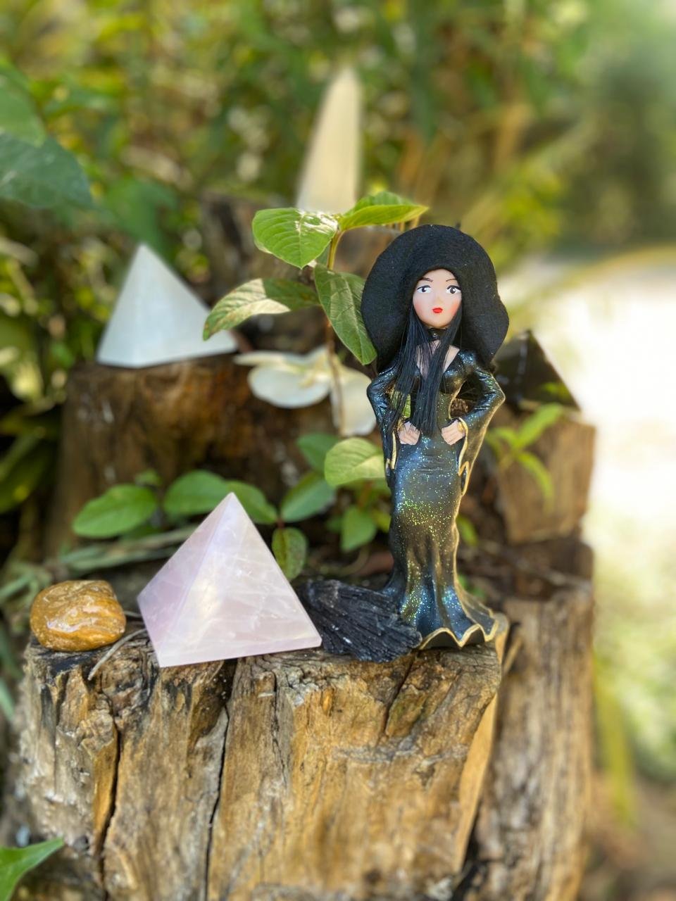 Perfeito. Vou manter o **mesmo nível de profundidade, clareza e copywriting consciente**, sem misticismo vazio e sem promessas exageradas — porque o formato **pirâmide** pede respeito e boa orientação. --- ## **Cristal em Formato de Pirâmide: Para Que Serve e Por Que Ele é Tão Poderoso** Entre todos os formatos de cristais, a **pirâmide** é, sem dúvida, um dos mais simbólicos e energicamente estruturados. Ela não é escolhida apenas pela estética — seu formato carrega uma lógica ancestral, usada há milhares de anos para **organizar, concentrar e direcionar energia**. Se você sente que precisa de mais foco, estabilidade ou intenção clara, o formato pirâmide pode ser exatamente o que procura. --- ## 🔺 **Por Que a Pirâmide é um Formato Especial** A pirâmide possui uma base sólida e um vértice único apontando para cima. Essa geometria cria um fluxo natural: * a energia entra pela base * é organizada ao longo da estrutura * e direcionada para o topo Na prática, isso significa que **a pirâmide não dispersa energia**. Ela **concentra, estabiliza e potencializa** aquilo que já existe. Por isso, é um formato muito utilizado para: * ambientes * meditação * intenção consciente * equilíbrio energético contínuo --- ## ✨ **O Que um Cristal em Pirâmide Faz na Prática** Diferente de formatos mais ativos (como pontas), a pirâmide atua de forma **constante e estruturada**. Ela é indicada para quem busca: ✔️ organização energética ✔️ estabilidade emocional ✔️ foco mental ✔️ fortalecimento da intenção ✔️ equilíbrio de ambientes É um formato que **sustenta processos**, não apenas inicia. --- ## 🧘‍♀️ **Pirâmide e Meditação** Durante a meditação, a pirâmide funciona como um **ponto de ancoragem**. Ela ajuda a manter a mente mais centrada e o campo energético mais estável, especialmente para quem tem dificuldade em silenciar pensamentos ou manter constância na prática. Colocada à frente do corpo ou próxima ao local de meditação, ela favorece: * concentração * presença * alinhamento energético --- ## 🏠 **Pirâmide no Ambiente** No ambiente, a pirâmide atua como um **organizador energético silencioso**. Ela é ideal para: * escritórios (foco e produtividade) * salas de atendimento * espaços de estudo * locais onde decisões são tomadas Ao contrário de outros formatos, ela não “movimenta demais” a energia. Ela **harmoniza sem agitar**. --- ## 💎 **O Cristal Importa — e Muito** O formato pirâmide potencializa as características do cristal utilizado. Por isso, a escolha do mineral faz toda a diferença: * **Pirâmide de Ametista:** equilíbrio, proteção e clareza espiritual * **Pirâmide de Quartzo Transparente:** amplificação de intenção e foco * **Pirâmide de Citrino:** clareza mental, confiança e prosperidade * **Pirâmide de Quartzo Rosa:** harmonização emocional e suavidade 👉 O formato direciona. 👉 O cristal define a qualidade da energia. --- ## ⚠️ **Um Erro Comum ao Usar Pirâmides** Muita gente compra uma pirâmide esperando “ativação instantânea”. A verdade é outra: A pirâmide funciona melhor quando: * há intenção clara * há constância * ela é posicionada conscientemente Ela **não substitui processo**, mas sustenta quem está em processo. --- ## ✨ **Como Usar uma Pirâmide no Dia a Dia** Algumas formas simples e eficazes: * coloque-a sobre a mesa de trabalho para foco * use-a como ponto central em um altar ou espaço pessoal * segure-a por alguns minutos ao definir uma intenção * deixe-a próxima durante estudos ou práticas meditativas Menos é mais. A pirâmide não precisa ser movimentada o tempo todo. --- ## 🌿 **Para Quem o Formato Pirâmide é Ideal** ✔️ pessoas que buscam estabilidade ✔️ quem quer foco sem agitação ✔️ ambientes que pedem equilíbrio contínuo ✔️ processos de longo prazo ✔️ quem prefere energia estruturada, não dispersa Se você sente que está “pulando de uma coisa para outra”, a pirâmide ajuda a **centralizar**. --- ## ✨ **Pirâmide Não é Sobre Intensidade. É Sobre Direção.** Escolher um cristal em formato de pirâmide é escolher **consistência**, **clareza** e **presença**. Ela não chama atenção. Ela sustenta. E, muitas vezes, é exatamente disso que mais precisamos. --- Se quiser, no próximo passo posso: * adaptar este artigo para **SEO (com palavras-chave estratégicas)** * criar uma versão mais curta para **descrição de produto** * escrever um artigo complementar comparando **pirâmide x ponta x bastão** * ou ajustar o tom (mais técnico ou mais espiritual) E deixo uma provocação final, como sua treinadora honesta: 👉 **formato não é detalhe — é decisão energética e de compra.**